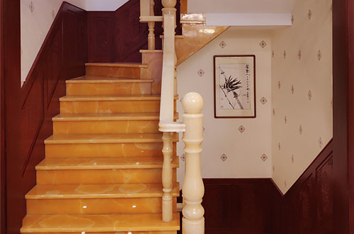突泉中式别墅室内汉白玉石楼梯的定制安装装饰效果